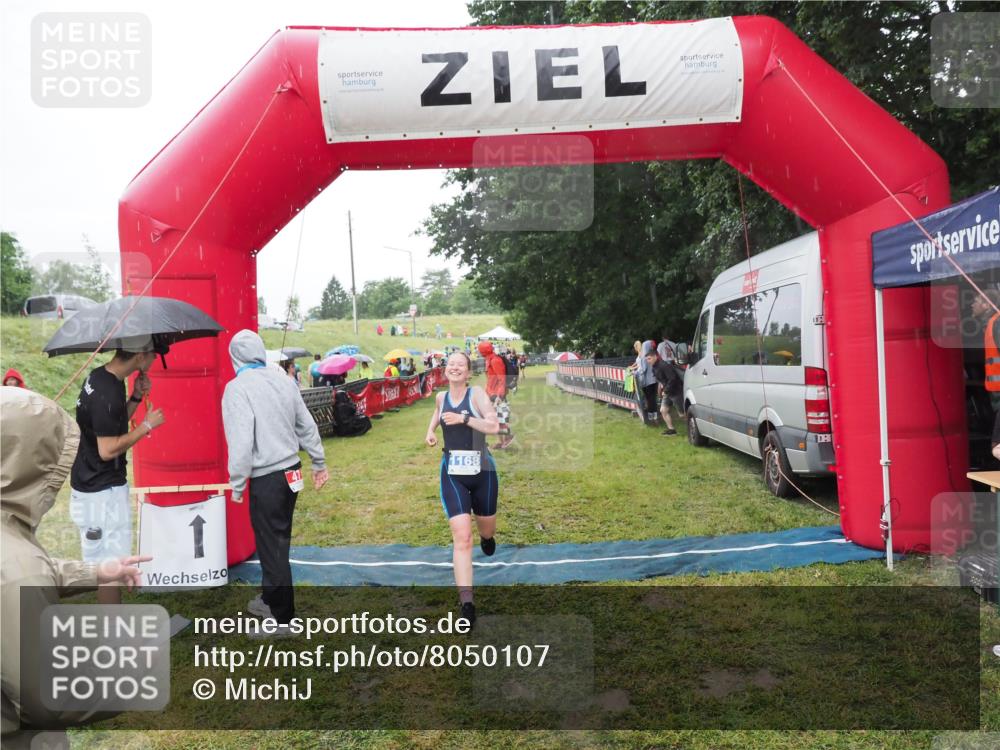 21.06.2025 - 27. Vierlanden-Triathlon MichiJ http://msf.ph/oto/8050107 15.06.2026 14:30:17 Ziel 1168, 1264 meine-sportfotos.de
