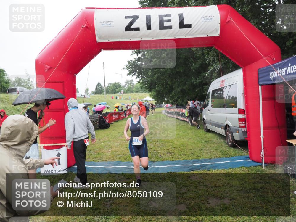 21.06.2025 - 27. Vierlanden-Triathlon MichiJ http://msf.ph/oto/8050109 15.06.2026 14:30:17 Ziel 1168, 1264 meine-sportfotos.de
