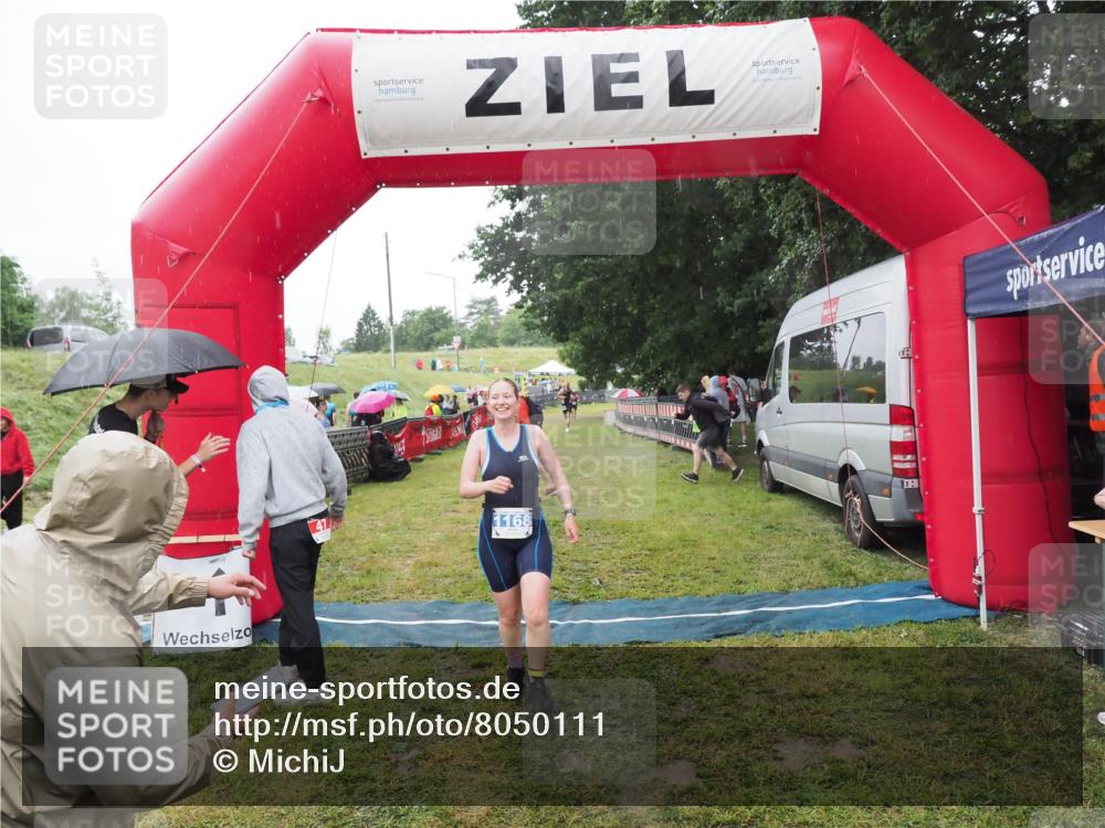 21.06.2025 - 27. Vierlanden-Triathlon MichiJ http://msf.ph/oto/8050111 15.06.2026 14:30:17 Ziel 1168, 1264 meine-sportfotos.de