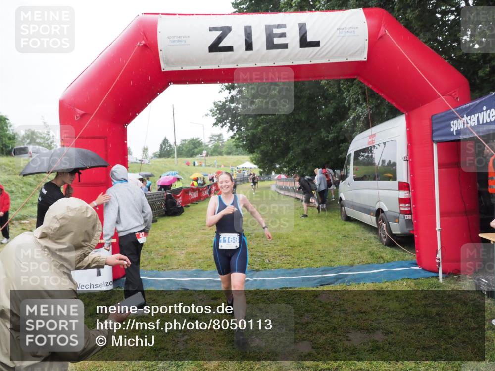 21.06.2025 - 27. Vierlanden-Triathlon MichiJ http://msf.ph/oto/8050113 15.06.2026 14:30:17 Ziel 1168, 1264 meine-sportfotos.de