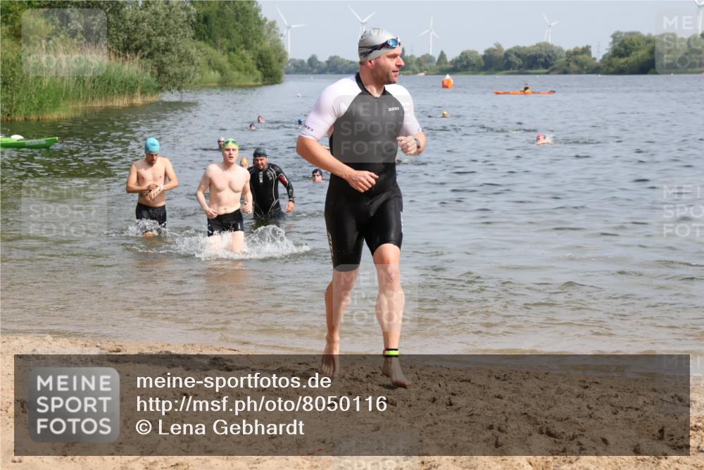 15.06.2025 - 27. Vierlanden-Triathlon Lena Gebhardt http://msf.ph/oto/8050116 15.06.2025 09:56:39 Schwimmen 254, 275, 276, 281, 286, 320, 341 meine-sportfotos.de