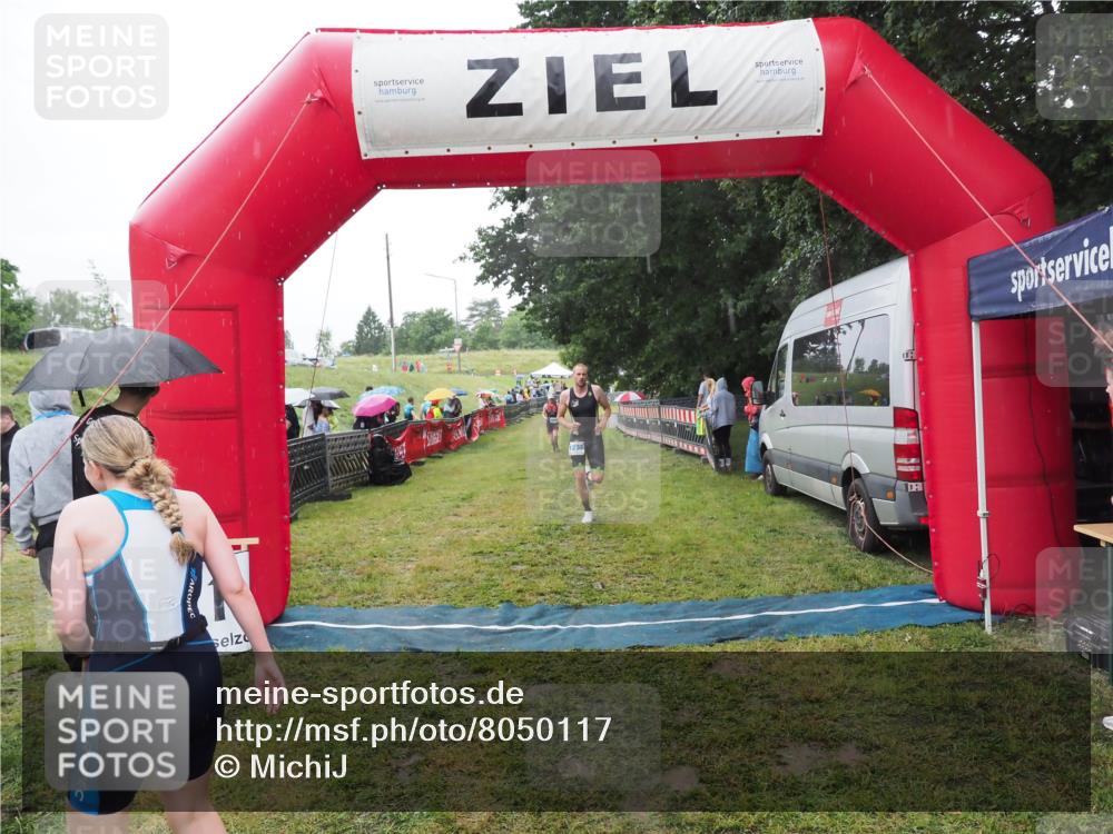 21.06.2025 - 27. Vierlanden-Triathlon MichiJ http://msf.ph/oto/8050117 15.06.2026 14:30:23 Ziel 1168, 1236 meine-sportfotos.de