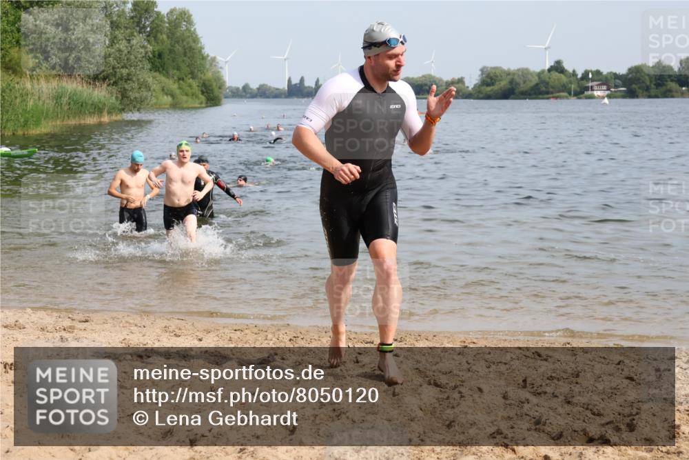 15.06.2025 - 27. Vierlanden-Triathlon Lena Gebhardt http://msf.ph/oto/8050120 15.06.2025 09:56:40 Schwimmen 254, 275, 276, 281, 286, 320, 341 meine-sportfotos.de