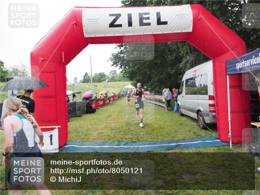 21.06.2025 - 27. Vierlanden-Triathlon MichiJ http://msf.ph/oto/8050121 15.06.2026 14:30:23 Ziel 1168, 1236 meine-sportfotos.de