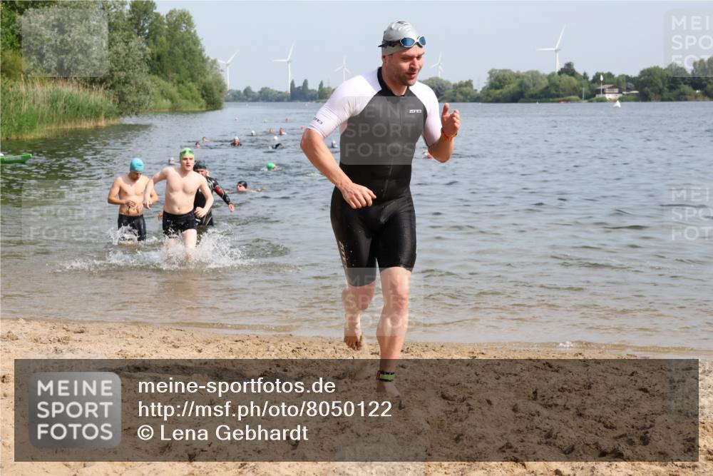 15.06.2025 - 27. Vierlanden-Triathlon Lena Gebhardt http://msf.ph/oto/8050122 15.06.2025 09:56:40 Schwimmen 254, 275, 276, 281, 286, 320, 341 meine-sportfotos.de