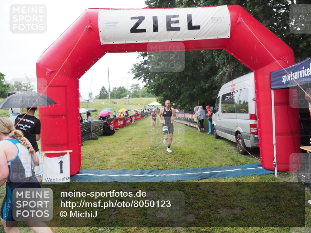 21.06.2025 - 27. Vierlanden-Triathlon MichiJ http://msf.ph/oto/8050123 15.06.2026 14:30:23 Ziel 1168, 1236 meine-sportfotos.de