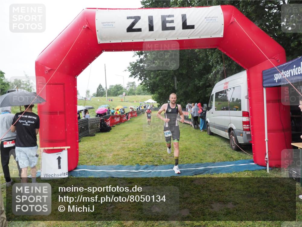 21.06.2025 - 27. Vierlanden-Triathlon MichiJ http://msf.ph/oto/8050134 15.06.2026 14:30:24 Ziel 1168, 1236, 1255 meine-sportfotos.de