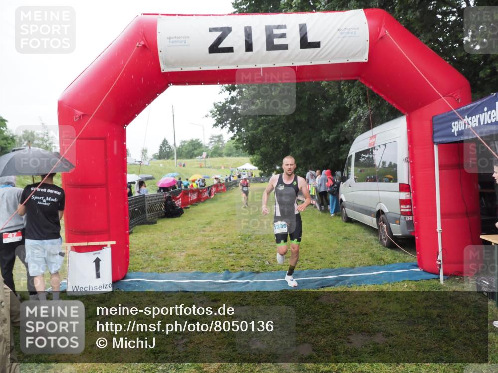 21.06.2025 - 27. Vierlanden-Triathlon MichiJ http://msf.ph/oto/8050136 15.06.2026 14:30:24 Ziel 1168, 1236, 1255 meine-sportfotos.de