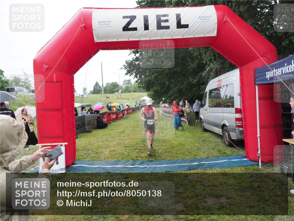 21.06.2025 - 27. Vierlanden-Triathlon MichiJ http://msf.ph/oto/8050138 15.06.2026 14:30:27 Ziel 1236, 1255 meine-sportfotos.de
