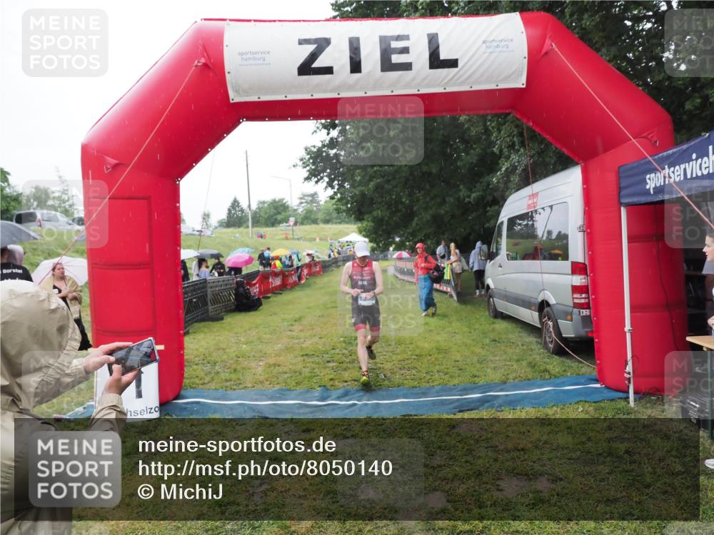 21.06.2025 - 27. Vierlanden-Triathlon MichiJ http://msf.ph/oto/8050140 15.06.2026 14:30:27 Ziel 1236, 1255 meine-sportfotos.de