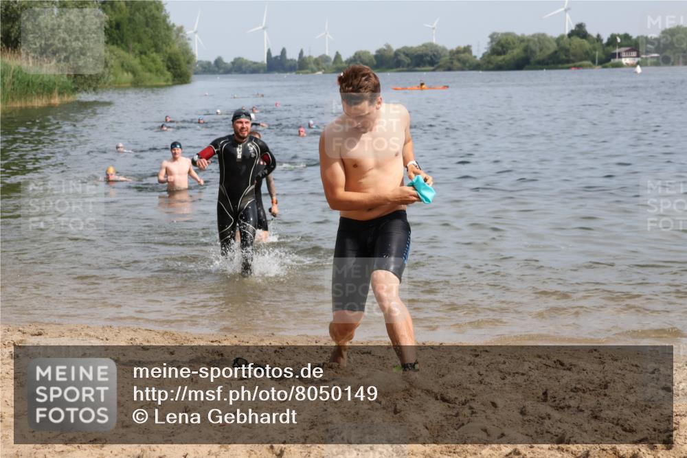 15.06.2025 - 27. Vierlanden-Triathlon Lena Gebhardt http://msf.ph/oto/8050149 15.06.2025 09:56:46 Schwimmen 254, 258, 275, 276, 281, 286, 301, 320 meine-sportfotos.de