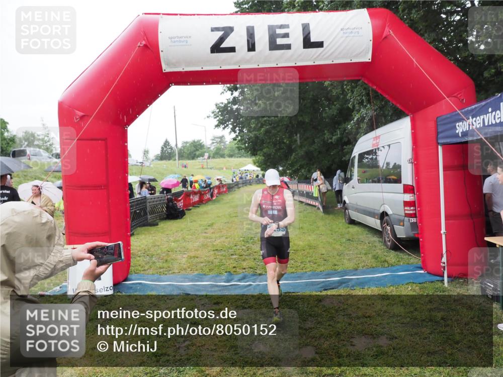 21.06.2025 - 27. Vierlanden-Triathlon MichiJ http://msf.ph/oto/8050152 15.06.2026 14:30:28 Ziel 1236, 1255 meine-sportfotos.de