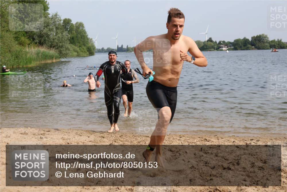 15.06.2025 - 27. Vierlanden-Triathlon Lena Gebhardt http://msf.ph/oto/8050153 15.06.2025 09:56:48 Schwimmen 258, 275, 281, 301, 320, 325 meine-sportfotos.de