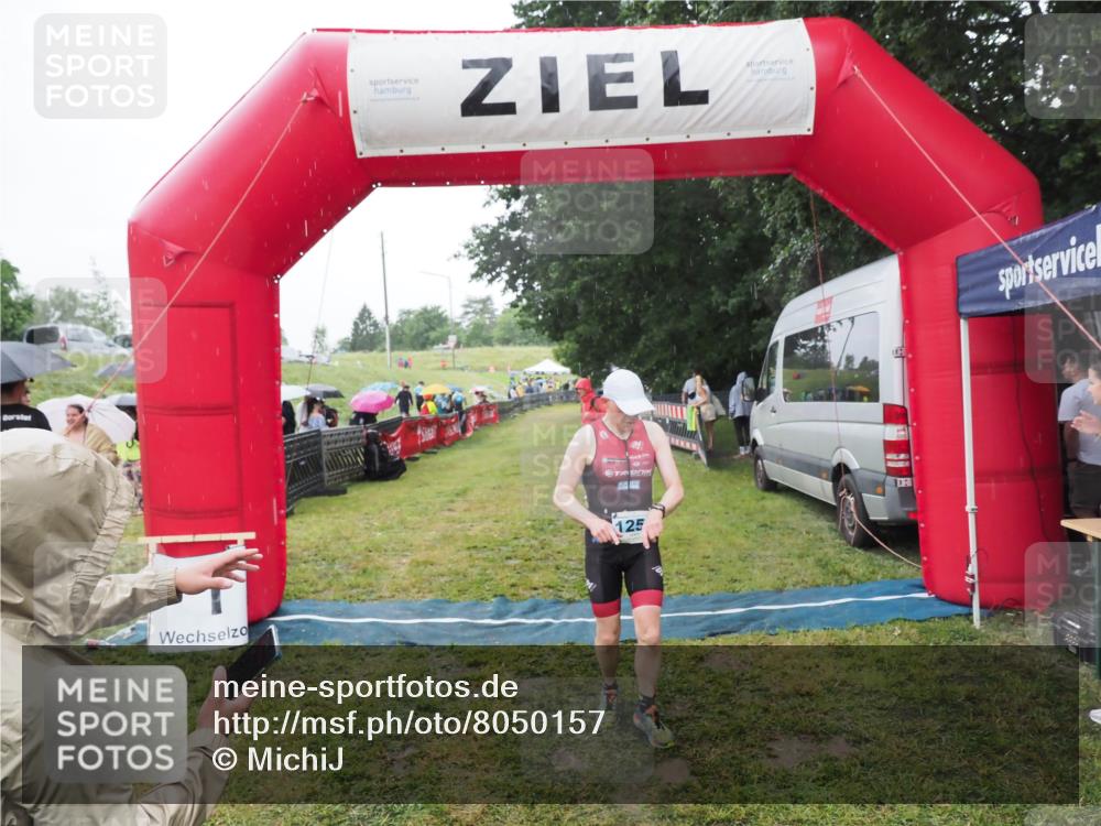 21.06.2025 - 27. Vierlanden-Triathlon MichiJ http://msf.ph/oto/8050157 15.06.2026 14:30:28 Ziel 1236, 1255 meine-sportfotos.de