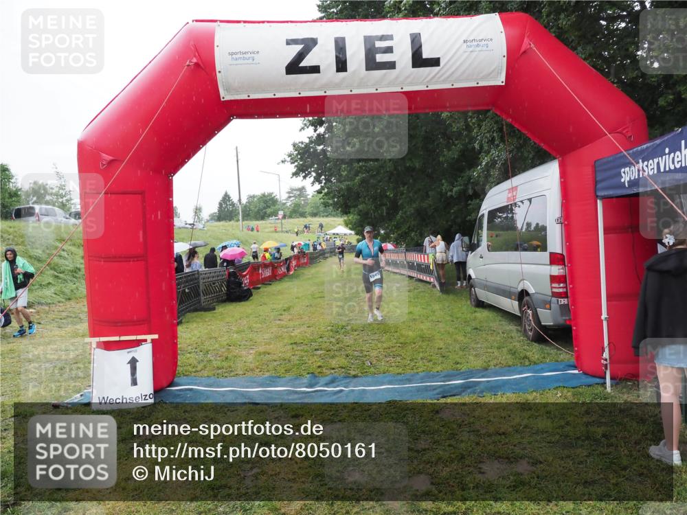 21.06.2025 - 27. Vierlanden-Triathlon MichiJ http://msf.ph/oto/8050161 15.06.2026 14:30:50 Ziel 1313 meine-sportfotos.de