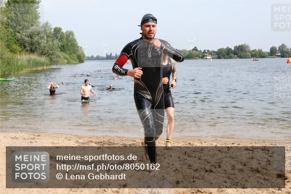 15.06.2025 - 27. Vierlanden-Triathlon Lena Gebhardt http://msf.ph/oto/8050162 15.06.2025 09:56:50 Schwimmen 258, 275, 281, 301, 320, 325 meine-sportfotos.de