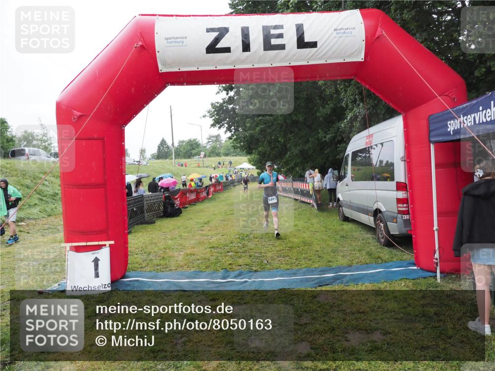 21.06.2025 - 27. Vierlanden-Triathlon MichiJ http://msf.ph/oto/8050163 15.06.2026 14:30:50 Ziel 1313 meine-sportfotos.de