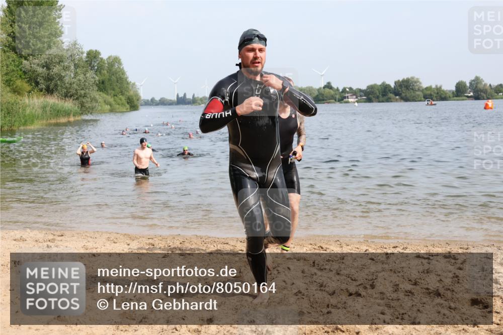 15.06.2025 - 27. Vierlanden-Triathlon Lena Gebhardt http://msf.ph/oto/8050164 15.06.2025 09:56:50 Schwimmen 258, 275, 281, 301, 320, 325 meine-sportfotos.de