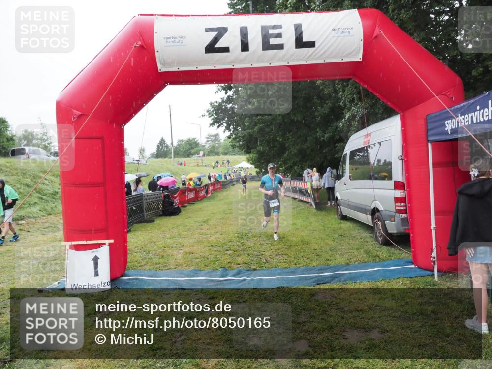 21.06.2025 - 27. Vierlanden-Triathlon MichiJ http://msf.ph/oto/8050165 15.06.2026 14:30:50 Ziel 1313 meine-sportfotos.de