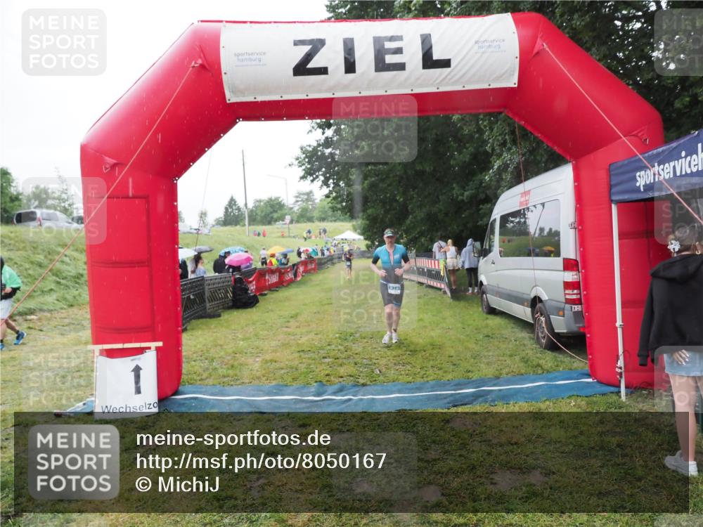 21.06.2025 - 27. Vierlanden-Triathlon MichiJ http://msf.ph/oto/8050167 15.06.2026 14:30:50 Ziel 1313 meine-sportfotos.de