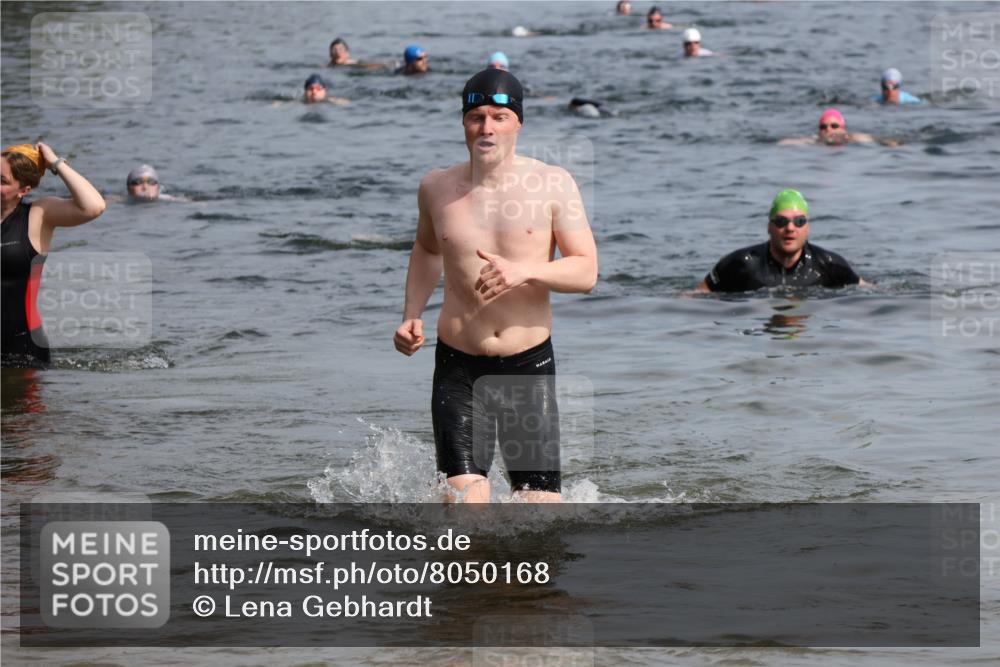 15.06.2025 - 27. Vierlanden-Triathlon Lena Gebhardt http://msf.ph/oto/8050168 15.06.2025 09:56:52 Schwimmen 258, 275, 281, 301, 325 meine-sportfotos.de