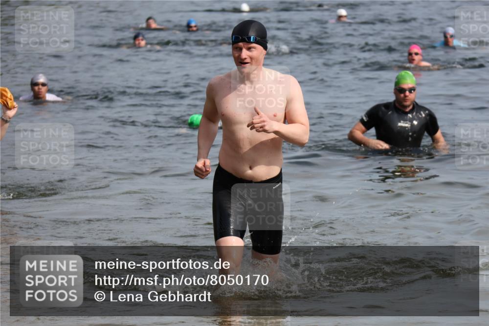 15.06.2025 - 27. Vierlanden-Triathlon Lena Gebhardt http://msf.ph/oto/8050170 15.06.2025 09:56:53 Schwimmen 258, 275, 281, 301, 325, 1399 meine-sportfotos.de