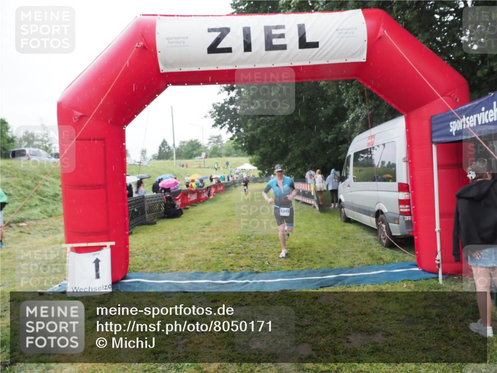 21.06.2025 - 27. Vierlanden-Triathlon MichiJ http://msf.ph/oto/8050171 15.06.2026 14:30:50 Ziel 1313 meine-sportfotos.de