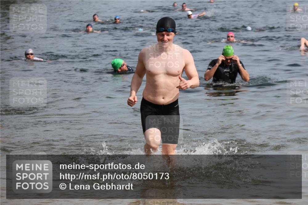 15.06.2025 - 27. Vierlanden-Triathlon Lena Gebhardt http://msf.ph/oto/8050173 15.06.2025 09:56:53 Schwimmen 258, 275, 281, 301, 325, 1399 meine-sportfotos.de