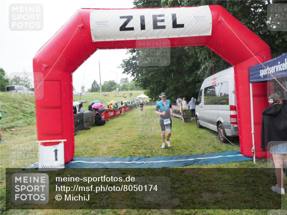 21.06.2025 - 27. Vierlanden-Triathlon MichiJ http://msf.ph/oto/8050174 15.06.2026 14:30:50 Ziel 1313 meine-sportfotos.de