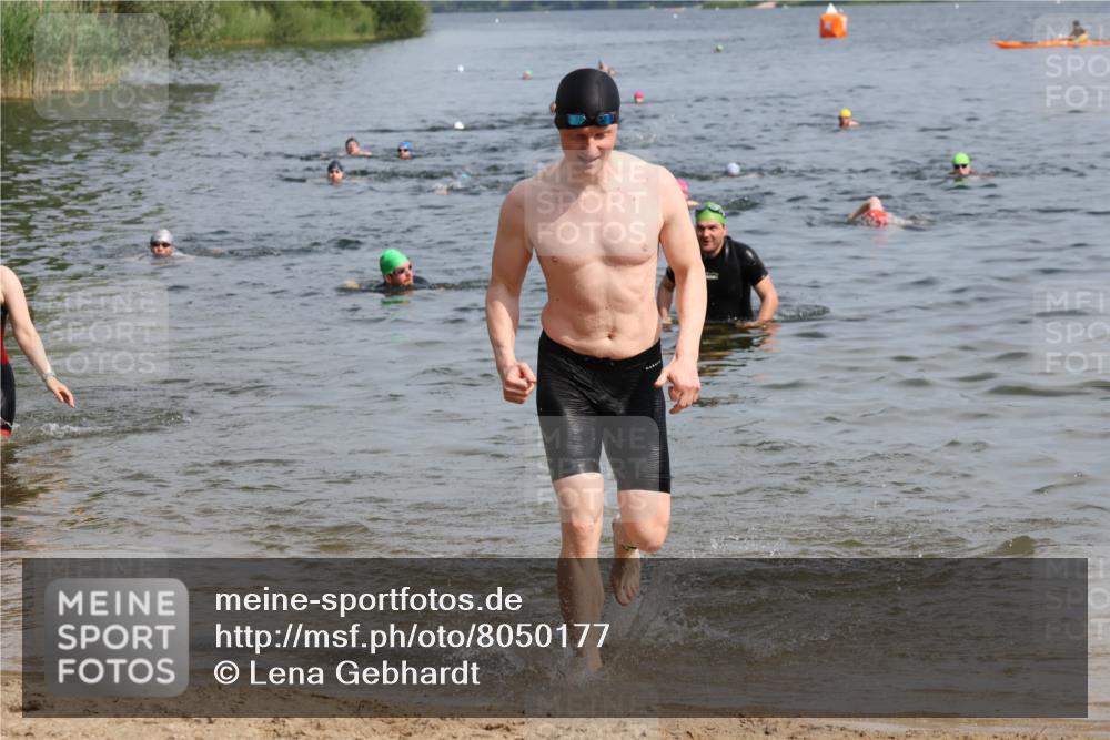15.06.2025 - 27. Vierlanden-Triathlon Lena Gebhardt http://msf.ph/oto/8050177 15.06.2025 09:56:55 Schwimmen 258, 275, 281, 301, 325, 1399 meine-sportfotos.de