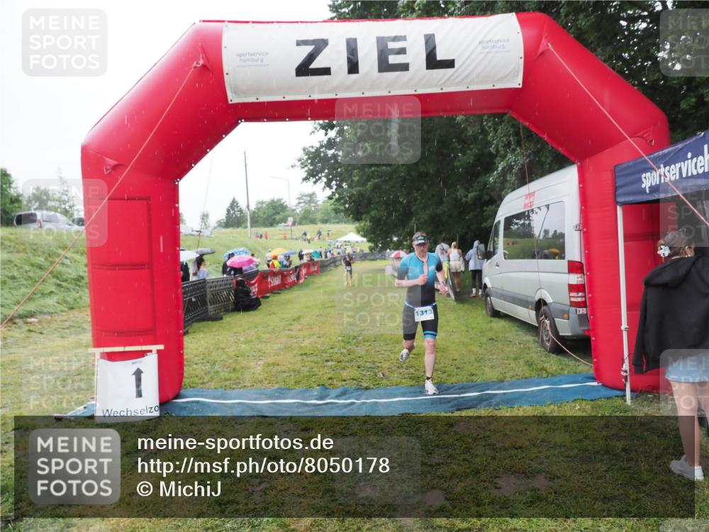 21.06.2025 - 27. Vierlanden-Triathlon MichiJ http://msf.ph/oto/8050178 15.06.2026 14:30:50 Ziel 1313 meine-sportfotos.de