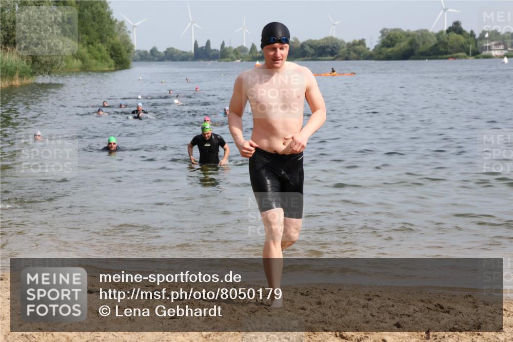15.06.2025 - 27. Vierlanden-Triathlon Lena Gebhardt http://msf.ph/oto/8050179 15.06.2025 09:56:57 Schwimmen 258, 275, 301, 325, 1399 meine-sportfotos.de