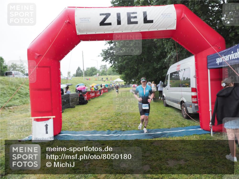 21.06.2025 - 27. Vierlanden-Triathlon MichiJ http://msf.ph/oto/8050180 15.06.2026 14:30:51 Ziel 1313 meine-sportfotos.de