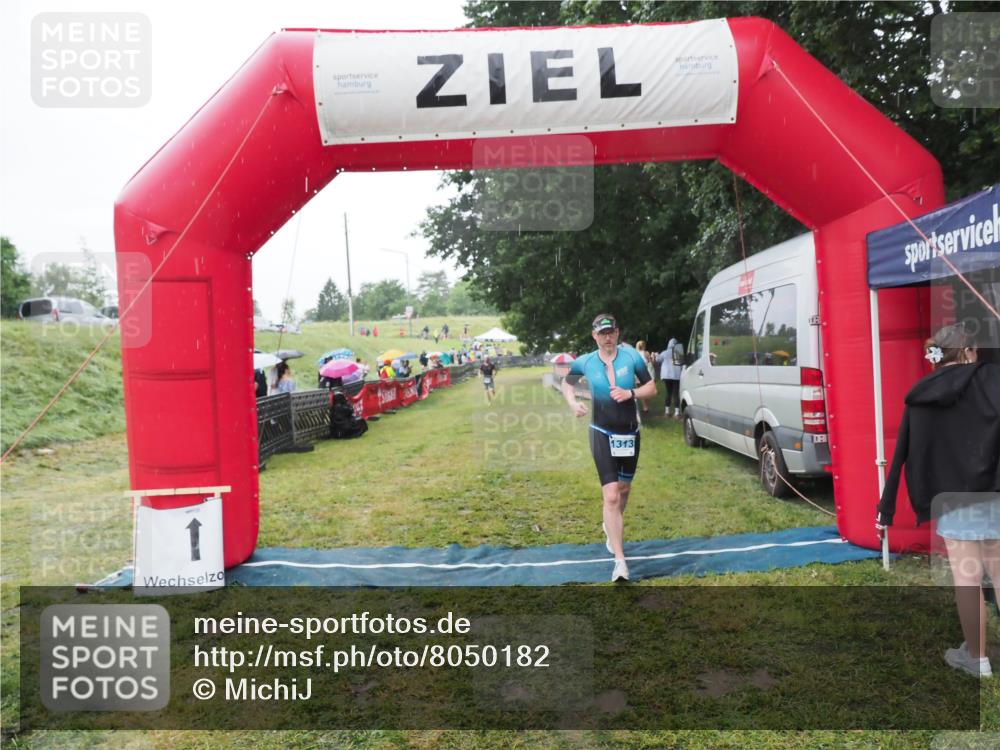 21.06.2025 - 27. Vierlanden-Triathlon MichiJ http://msf.ph/oto/8050182 15.06.2026 14:30:51 Ziel 1313 meine-sportfotos.de