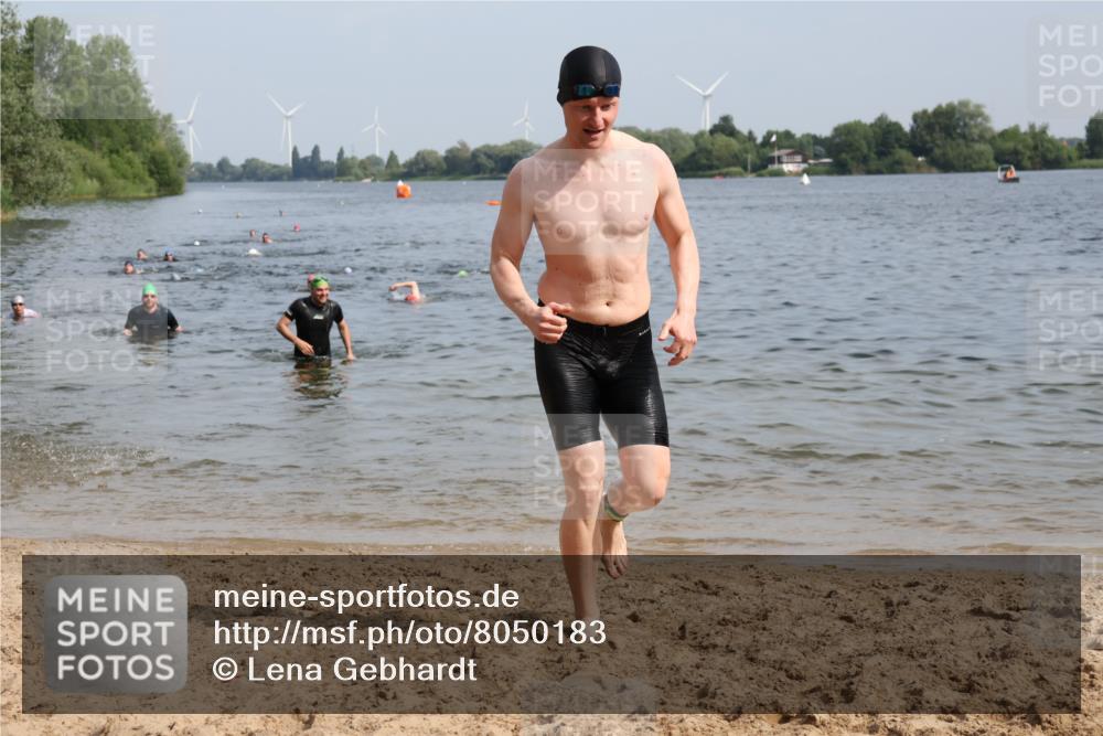 15.06.2025 - 27. Vierlanden-Triathlon Lena Gebhardt http://msf.ph/oto/8050183 15.06.2025 09:56:58 Schwimmen 258, 301, 325, 1399 meine-sportfotos.de