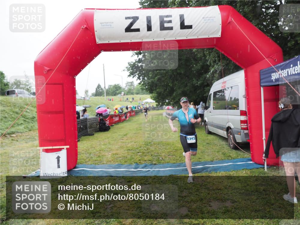 21.06.2025 - 27. Vierlanden-Triathlon MichiJ http://msf.ph/oto/8050184 15.06.2026 14:30:51 Ziel 1313 meine-sportfotos.de
