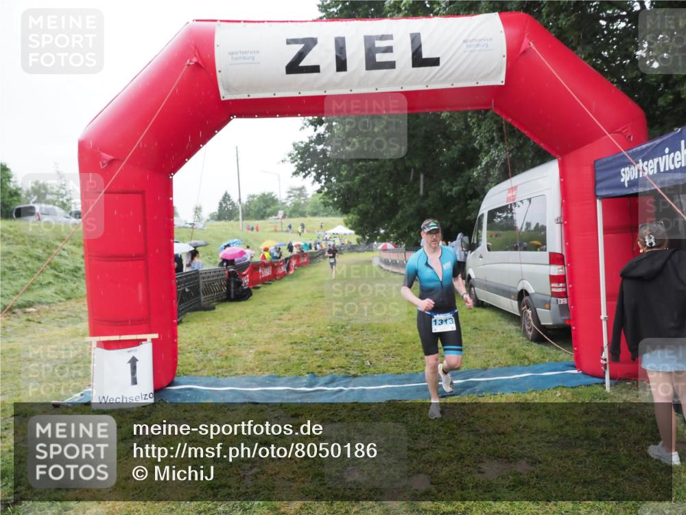 21.06.2025 - 27. Vierlanden-Triathlon MichiJ http://msf.ph/oto/8050186 15.06.2026 14:30:51 Ziel 1313 meine-sportfotos.de