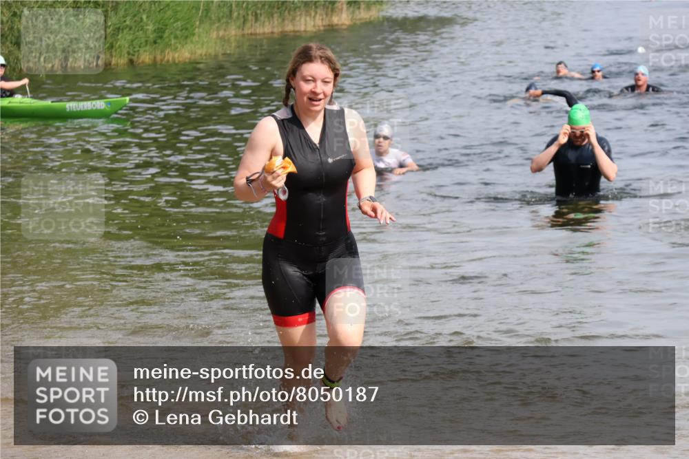 15.06.2025 - 27. Vierlanden-Triathlon Lena Gebhardt http://msf.ph/oto/8050187 15.06.2025 09:56:59 Schwimmen 258, 301, 325, 1399 meine-sportfotos.de