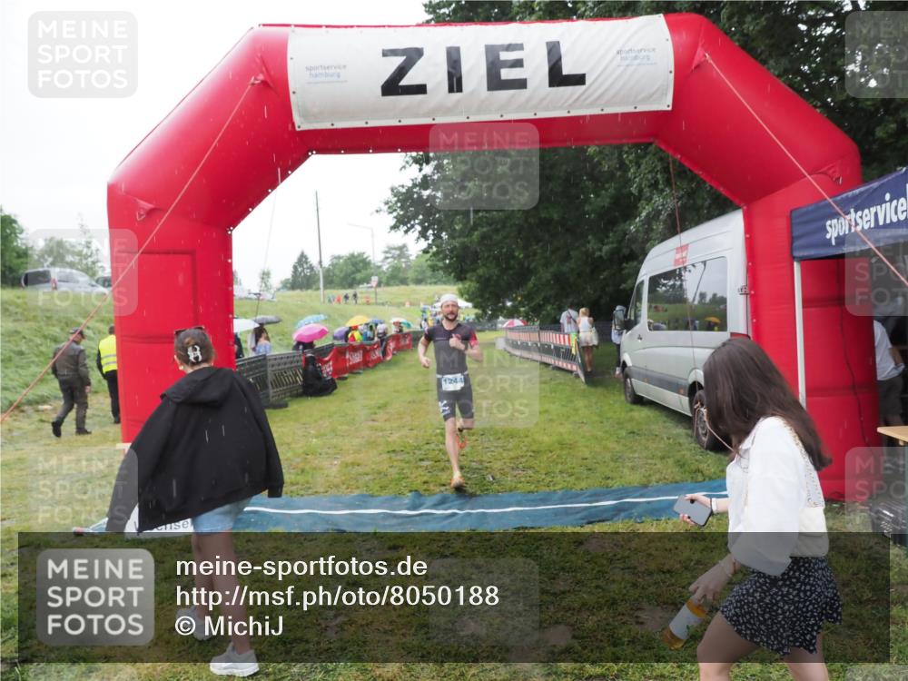 21.06.2025 - 27. Vierlanden-Triathlon MichiJ http://msf.ph/oto/8050188 15.06.2026 14:30:56 Ziel 1244, 1313 meine-sportfotos.de
