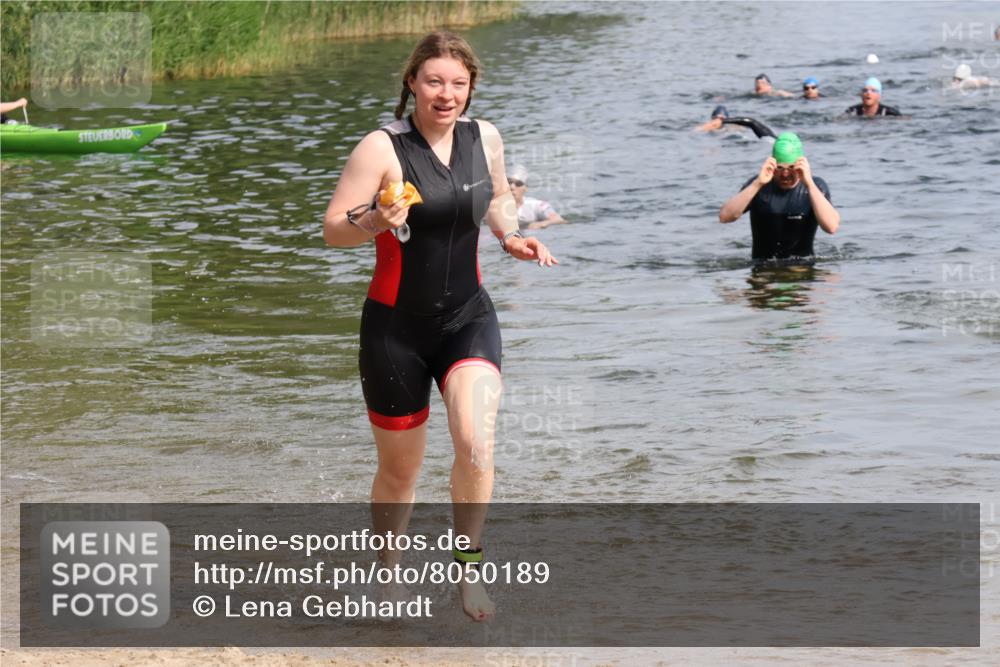 15.06.2025 - 27. Vierlanden-Triathlon Lena Gebhardt http://msf.ph/oto/8050189 15.06.2025 09:56:59 Schwimmen 258, 301, 325, 1399 meine-sportfotos.de