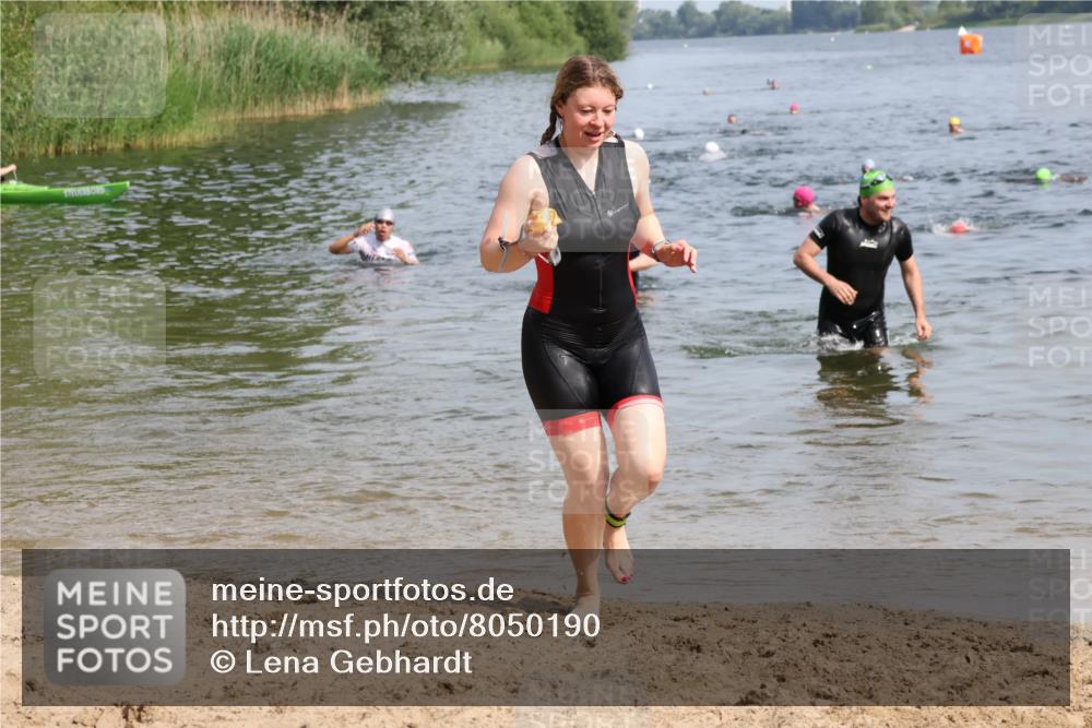 15.06.2025 - 27. Vierlanden-Triathlon Lena Gebhardt http://msf.ph/oto/8050190 15.06.2025 09:57:00 Schwimmen 258, 263, 301, 325, 1399 meine-sportfotos.de