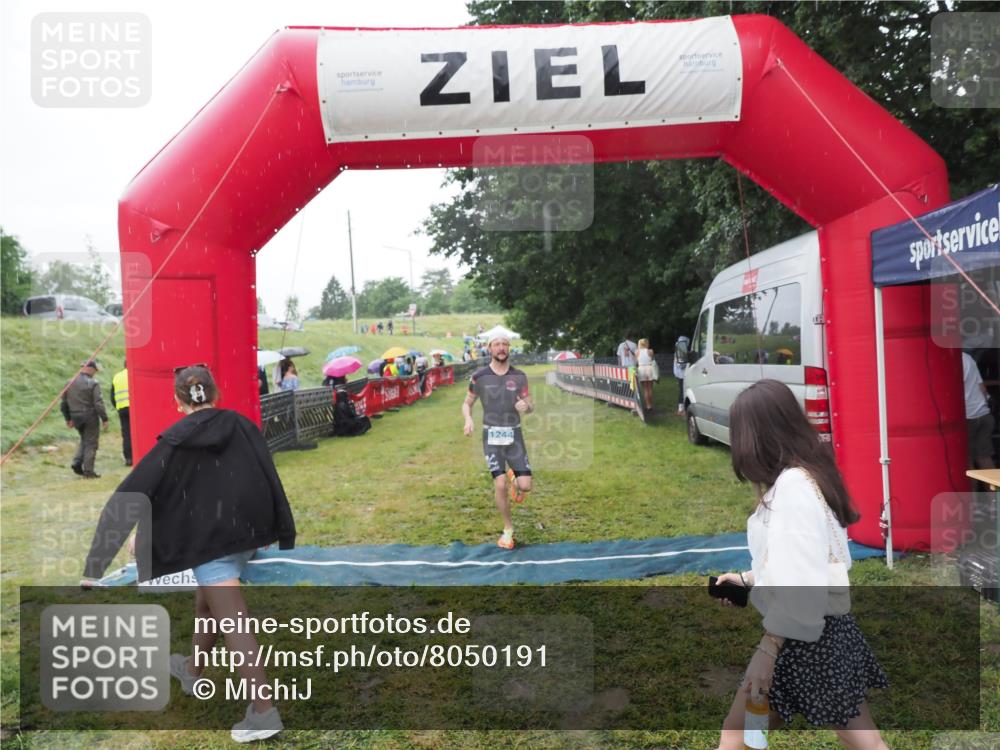 21.06.2025 - 27. Vierlanden-Triathlon MichiJ http://msf.ph/oto/8050191 15.06.2026 14:30:56 Ziel 1244, 1313 meine-sportfotos.de