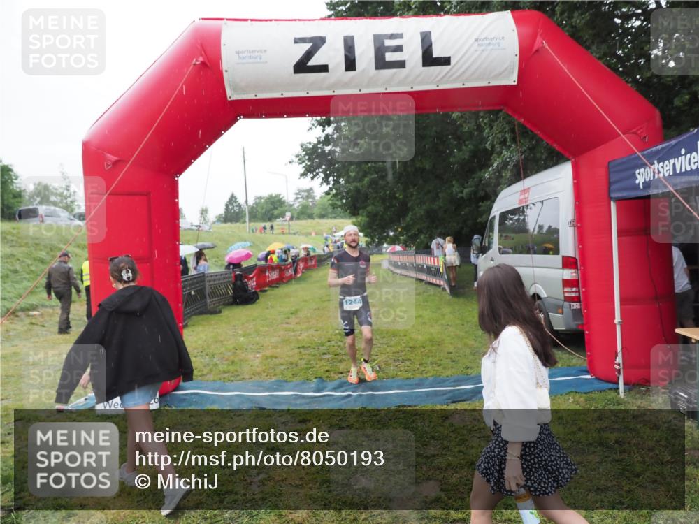 21.06.2025 - 27. Vierlanden-Triathlon MichiJ http://msf.ph/oto/8050193 15.06.2026 14:30:56 Ziel 1244, 1313 meine-sportfotos.de