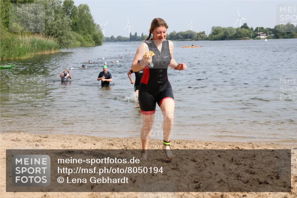 15.06.2025 - 27. Vierlanden-Triathlon Lena Gebhardt http://msf.ph/oto/8050194 15.06.2025 09:57:02 Schwimmen 263, 325, 1399 meine-sportfotos.de