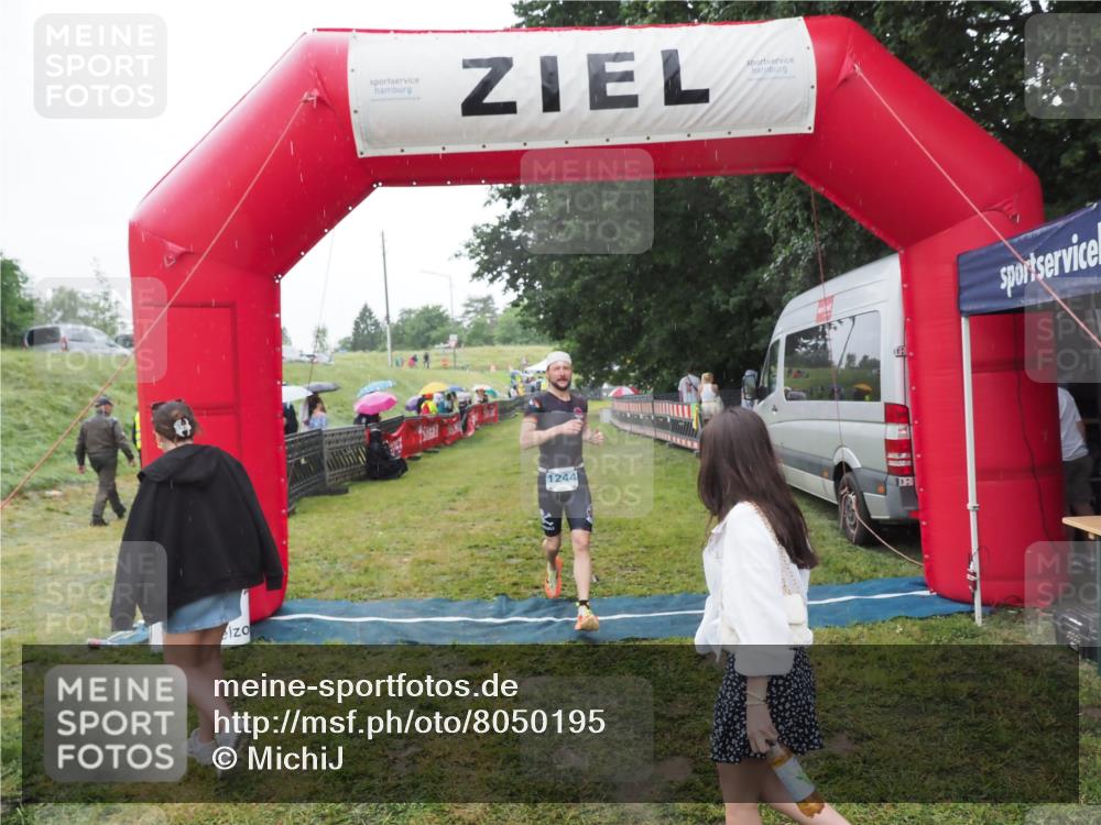 21.06.2025 - 27. Vierlanden-Triathlon MichiJ http://msf.ph/oto/8050195 15.06.2026 14:30:56 Ziel 1244, 1313 meine-sportfotos.de