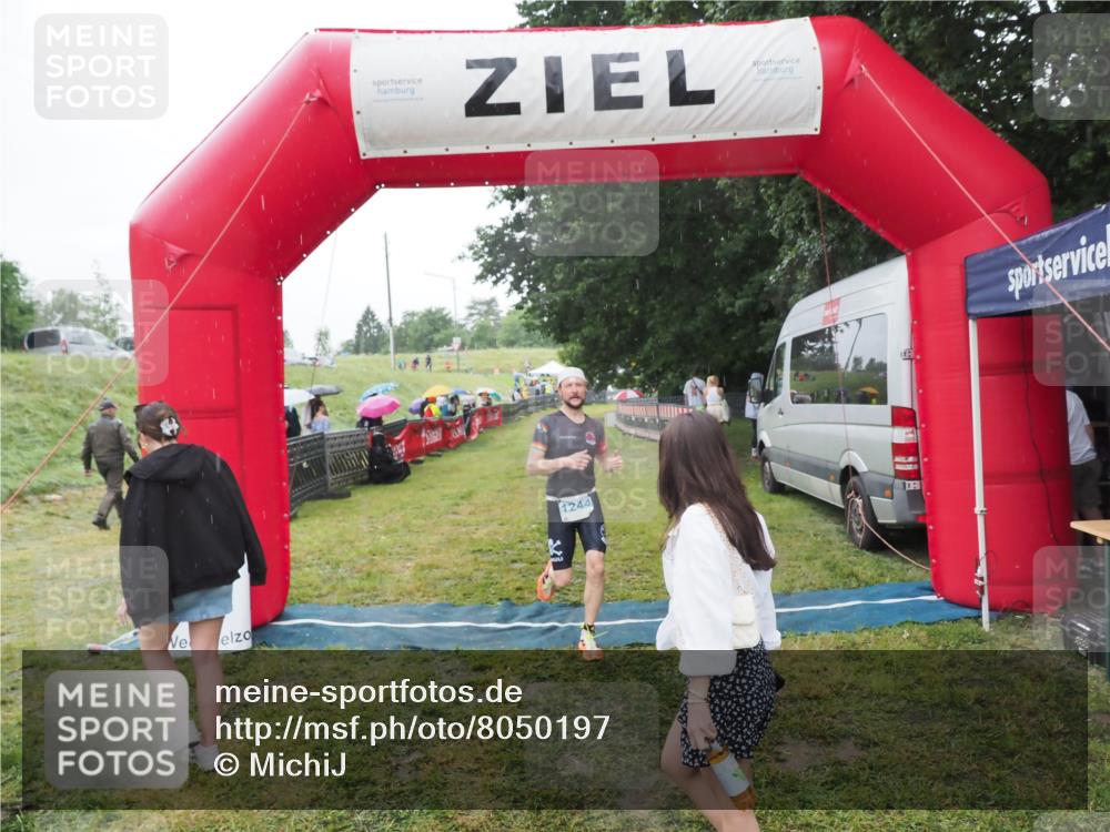 21.06.2025 - 27. Vierlanden-Triathlon MichiJ http://msf.ph/oto/8050197 15.06.2026 14:30:56 Ziel 1244, 1313 meine-sportfotos.de