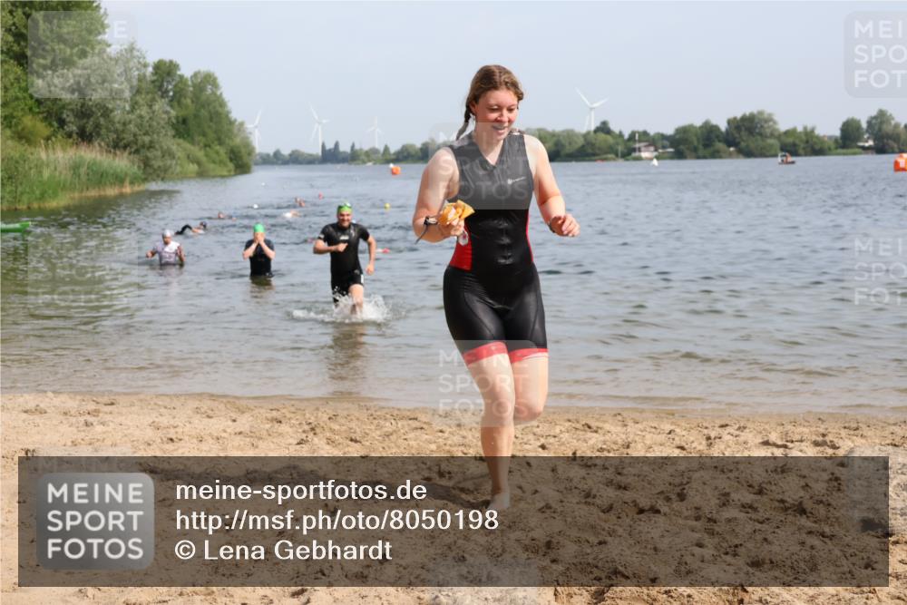 15.06.2025 - 27. Vierlanden-Triathlon Lena Gebhardt http://msf.ph/oto/8050198 15.06.2025 09:57:02 Schwimmen 263, 325, 1399 meine-sportfotos.de
