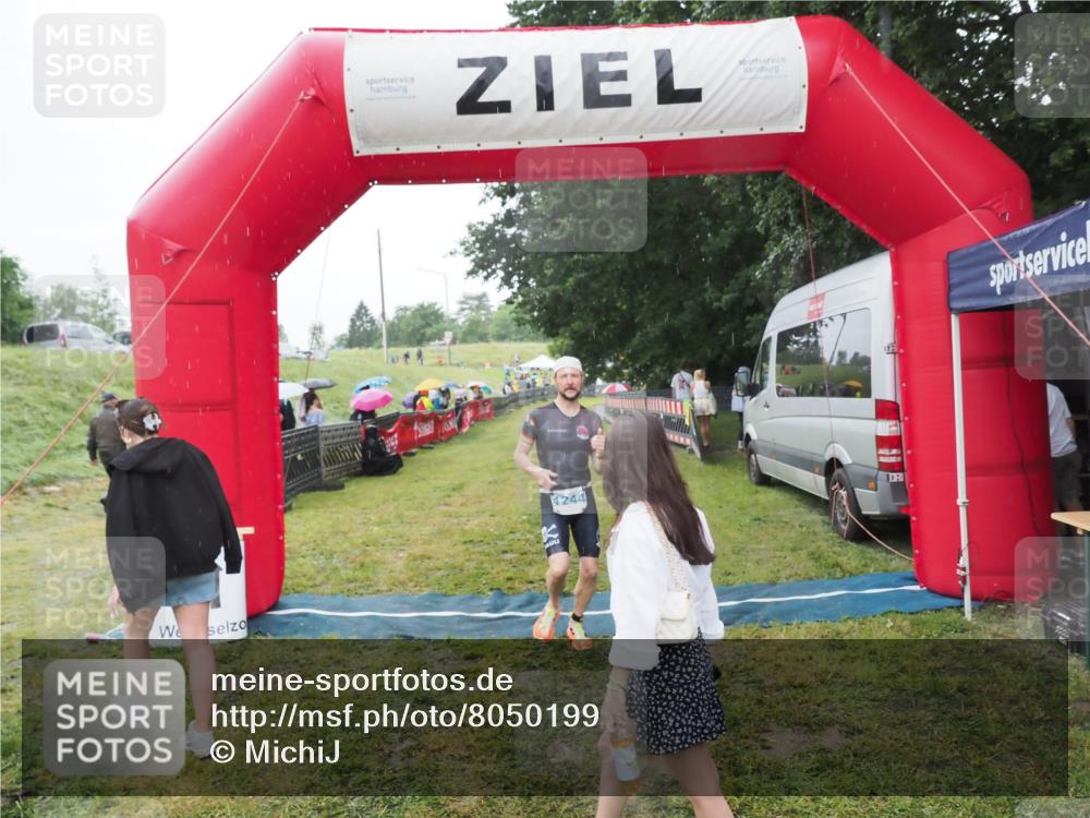 21.06.2025 - 27. Vierlanden-Triathlon MichiJ http://msf.ph/oto/8050199 15.06.2026 14:30:56 Ziel 1244, 1313 meine-sportfotos.de