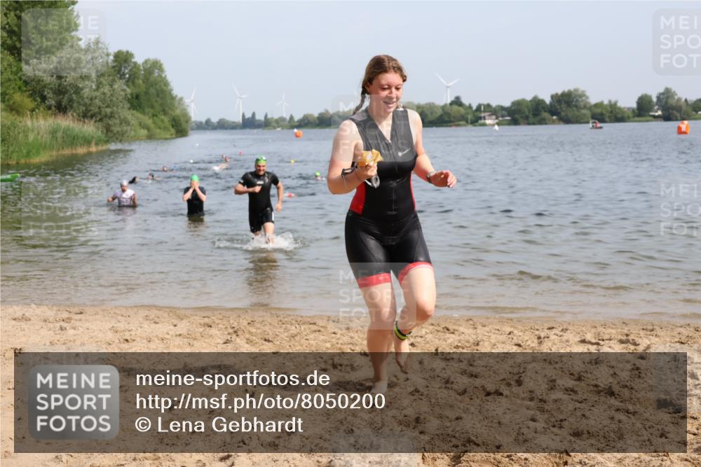 15.06.2025 - 27. Vierlanden-Triathlon Lena Gebhardt http://msf.ph/oto/8050200 15.06.2025 09:57:02 Schwimmen 263, 325, 1399 meine-sportfotos.de