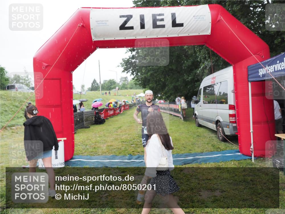 21.06.2025 - 27. Vierlanden-Triathlon MichiJ http://msf.ph/oto/8050201 15.06.2026 14:30:57 Ziel 1244, 1313 meine-sportfotos.de